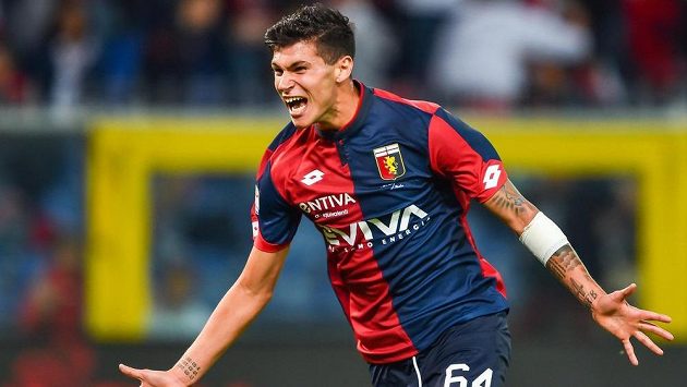 Janovský útočník Pietro Pellegri slaví gól do sítě Lazia. Janovský útočník Pietro Pellegri slaví gól do sítě Lazia.