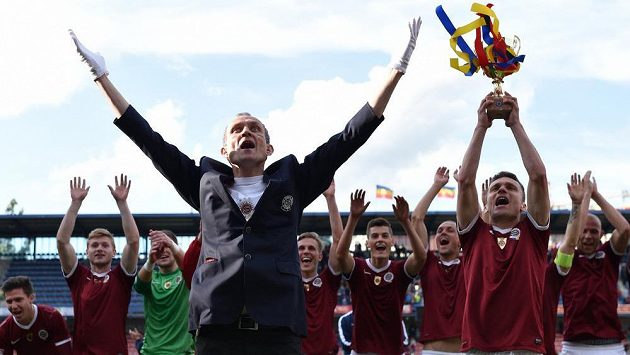 Sparťanský kapitán David Lafata drží nad hlavou improvizovanou trofej pro vítěze Gambrinus ligy. Vlevo je masér Letenských Tomáš Stránský. Sparťanský kapitán David Lafata drží nad hlavou improvizovanou trofej pro vítěze Gambrinus ligy. Vlevo je masér Letenských Tomáš Stránský.