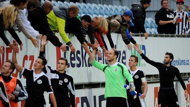Fotbalisté Českých Budějovic slaví s fanoušky výhru nad Mladou Boleslaví. Fotbalisté Českých Budějovic slaví s fanoušky výhru nad Mladou Boleslaví.