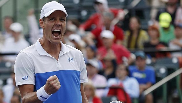 Český tenista Tomáš Berdych se raduje z výhry nad Ukrajincem Alexandrem Dolgopolovem. Český tenista Tomáš Berdych se raduje z výhry nad Ukrajincem Alexandrem Dolgopolovem.