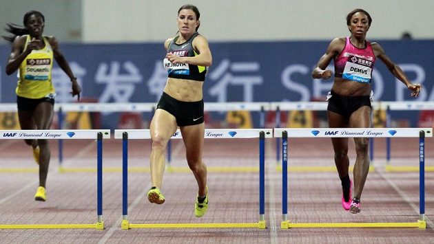 Zuzana Hejnová (uprostřed) vyhrála v Šanghaji závod na 400 metrů překážek. Vlevo Muizat Ajoke Odumosuová z Nigérie, vpravo Američanka Lashinda Demusová. Zuzana Hejnová (uprostřed) vyhrála v Šanghaji závod na 400 metrů překážek. Vlevo Muizat Ajoke Odumosuová z Nigérie, vpravo Američanka Lashinda Demusová.