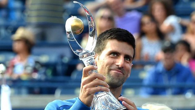 Srbský tenista Novak Djokovič s trofejí pro vítěze turnaje v Torontu. Srbský tenista Novak Djokovič s trofejí pro vítěze turnaje v Torontu.