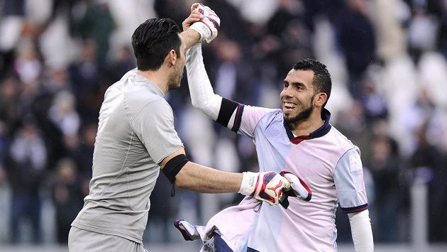 Jediný střelec utkání Carlos Tévez (vpravo) a brankář Gianluigi Buffon z Juventusu se radují z výhry nad Janovem. Jediný střelec utkání Carlos Tévez (vpravo) a brankář Gianluigi Buffon z Juventusu se radují z výhry nad Janovem.