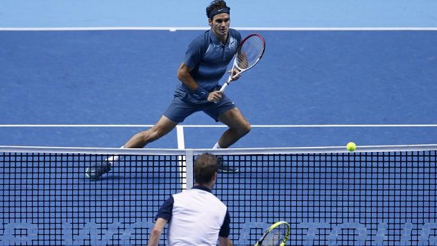 Francouz Richard Gasquet (blíže) v přestřelce u sítě s Rogerem Federerem na Turnaji mistrů v Londýně. Francouz Richard Gasquet (blíže) v přestřelce u sítě s Rogerem Federerem na Turnaji mistrů v Londýně.