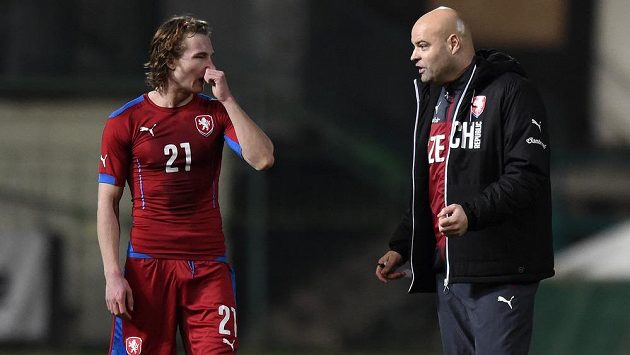 Matěj Hanousek a trenér Jakub Dovalil během přátelského utkání s Dány. Matěj Hanousek a trenér Jakub Dovalil během přátelského utkání s Dány.