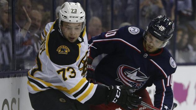 Bostonský Charlie McAvoy (vlevo) a Alexander Wennberg z Columbusu. Bostonský Charlie McAvoy (vlevo) a Alexander Wennberg z Columbusu.