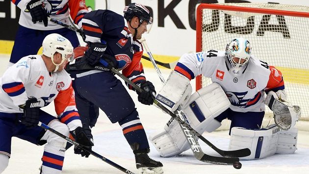 Vítkovický Rostislav Olesz se snaží překonat v utkání hokejové Ligy mistrů brankáře Dennies Endrase z Mannheimu. Vítkovický Rostislav Olesz se snaží překonat v utkání hokejové Ligy mistrů brankáře Dennies Endrase z Mannheimu.