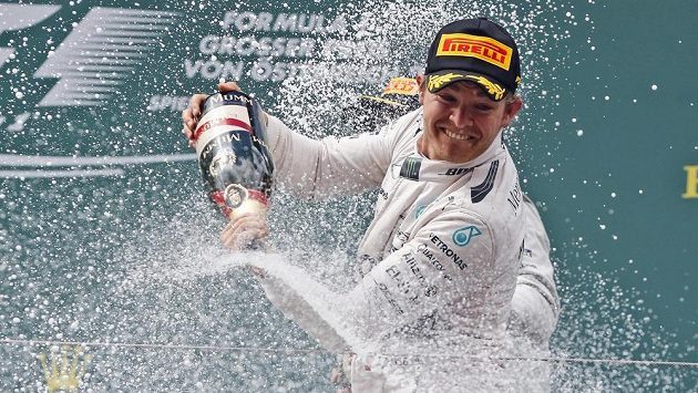 Německý pilot Nico Rosberg slaví vítězství ve Velké ceně Rakouska. Německý pilot Nico Rosberg slaví vítězství ve Velké ceně Rakouska.