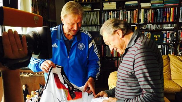 Horst Hrubesch přinesl Karlu Gottovi podepsaný dres německého týmu. Horst Hrubesch přinesl Karlu Gottovi podepsaný dres německého týmu.