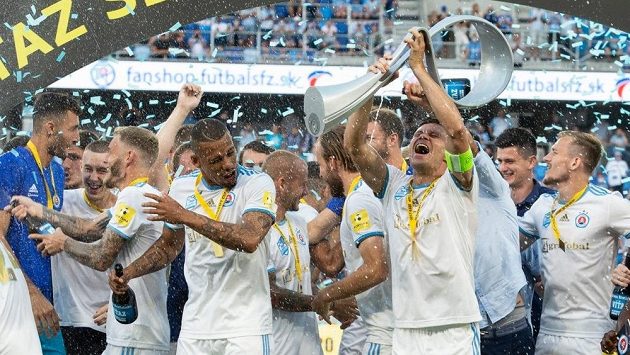 Slavící fotbalisté Slovanu Bratislava po triumfu v domácím poháru. Slavící fotbalisté Slovanu Bratislava po triumfu v domácím poháru.