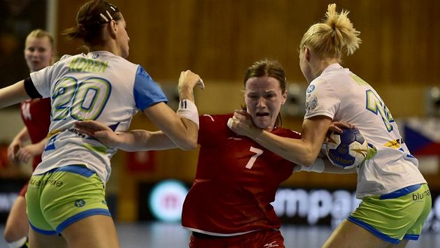 Helena Ryšánková se snaží probít slovinskou obranou v závěrečném duelu kvalifikace ME. Helena Ryšánková se snaží probít slovinskou obranou v závěrečném duelu kvalifikace ME.