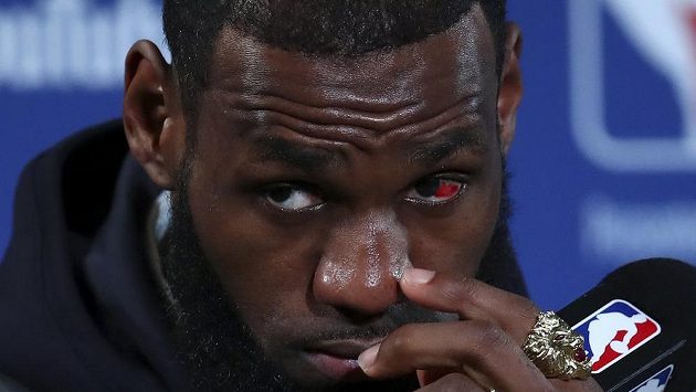 Hvězda Clevelandu Cavaliers - LeBron James - neměl ani po druhém finále NBA moc důvodů k radosti. Hvězda Clevelandu Cavaliers - LeBron James - neměl ani po druhém finále NBA moc důvodů k radosti.