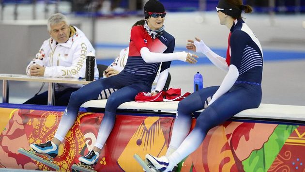 Rychlobruslařka Martina Sáblíková (uprostřed) při tréninku v Soči. Vpravo je její reprezentační kolegyně Karolína Erbanová, vlevo trenér Petr Novák. Rychlobruslařka Martina Sáblíková (uprostřed) při tréninku v Soči. Vpravo je její reprezentační kolegyně Karolína Erbanová, vlevo trenér Petr Novák.