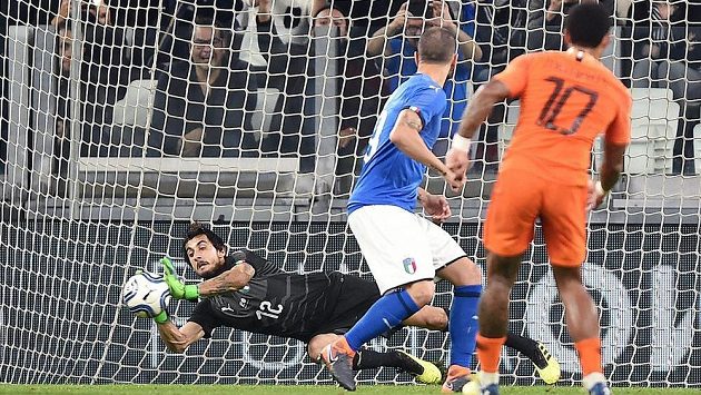 Brankář Mattia Perin během přípravného zápasu Itálie s Nizozemskem. Brankář Mattia Perin během přípravného zápasu Itálie s Nizozemskem.