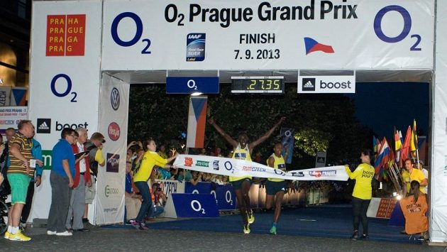 Keňan Daniel Chebii (vlevo) poráží ve finiši Kindeho Atanawu z Etiopie a vítězí v pražské O2 Grand Prix. Keňan Daniel Chebii (vlevo) poráží ve finiši Kindeho Atanawu z Etiopie a vítězí v pražské O2 Grand Prix.