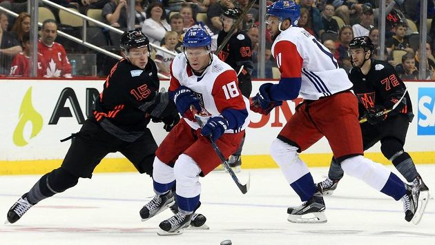 Střelec české branky Ondřej Palát (18) atakovaný Jackem Eichelem (15) z Výběru Severní Ameriky. Střelec české branky Ondřej Palát (18) atakovaný Jackem Eichelem (15) z Výběru Severní Ameriky.