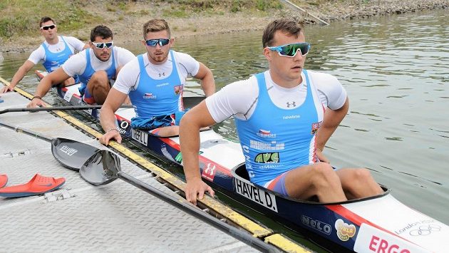 Loď s původními jmenovkami, sestava mírně odlišná. V Račicích jel český čtyřkajak ve složení zpředu Daniel Havel, Jakub Špicar, Josef Dostál, Jan Štěrba. Loď s původními jmenovkami, sestava mírně odlišná. V Račicích jel český čtyřkajak ve složení zpředu Daniel Havel, Jakub Špicar, Josef Dostál, Jan Štěrba.