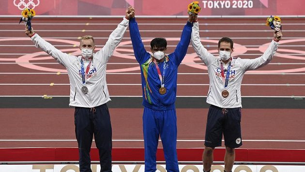 Zleva Jakub Vadlejch se stříbrnou, Ind Níradž Čopra se zlatou a Vítězslav Veselý s bronzovou medailí. Zleva Jakub Vadlejch se stříbrnou, Ind Níradž Čopra se zlatou a Vítězslav Veselý s bronzovou medailí.