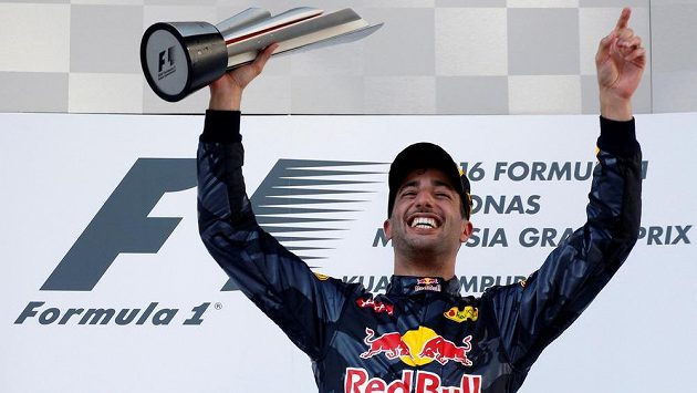 Pilot stáje Red Bull Daniel Ricciardo z Austrálie se raduje z vítězství ve Velké ceně Malajsie. Pilot stáje Red Bull Daniel Ricciardo z Austrálie se raduje z vítězství ve Velké ceně Malajsie.