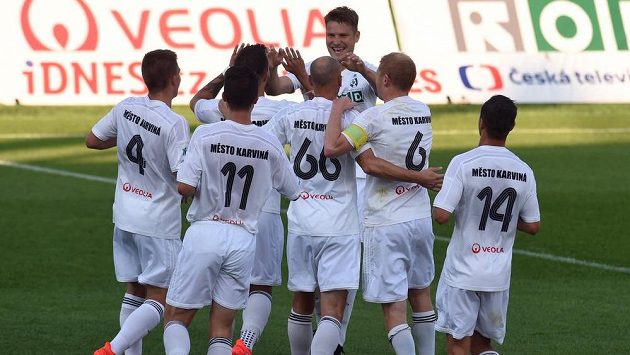 Hráči Karviné se radují z gólu v duelu proti Jihlavě. Hráči Karviné se radují z gólu v duelu proti Jihlavě.