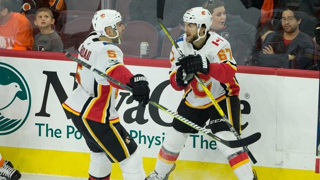 Michael Frolík(vpravo) se raduje z vítězného gólu v utkání s Philadelphií společně se spoluhráčem Markem Giordanem. Michael Frolík(vpravo) se raduje z vítězného gólu v utkání s Philadelphií společně se spoluhráčem Markem Giordanem.