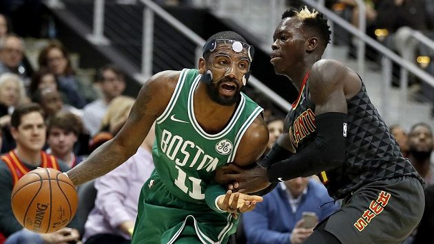 Střet dvou hvězd svých týmů. Kyrie Irving (vlevo) z Bostonu uniká bránicímu Dennisu Schröderovi z Atlanty. Střet dvou hvězd svých týmů. Kyrie Irving (vlevo) z Bostonu uniká bránicímu Dennisu Schröderovi z Atlanty.