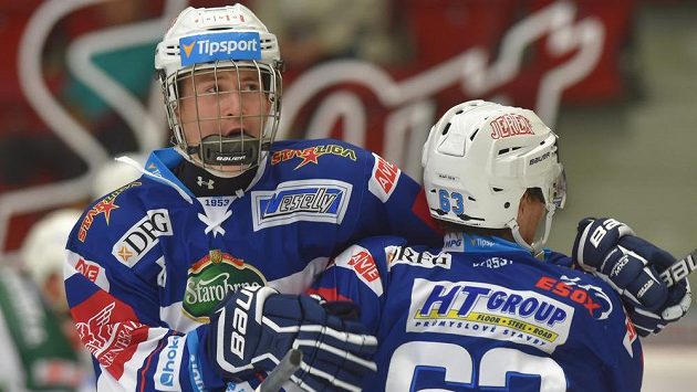 Hokejisté Komety se radují z gólu proti Karlovým Varům. Vlevo je střelec Martin Nečas, vpravo obránce Ondřej Němec. Hokejisté Komety se radují z gólu proti Karlovým Varům. Vlevo je střelec Martin Nečas, vpravo obránce Ondřej Němec.
