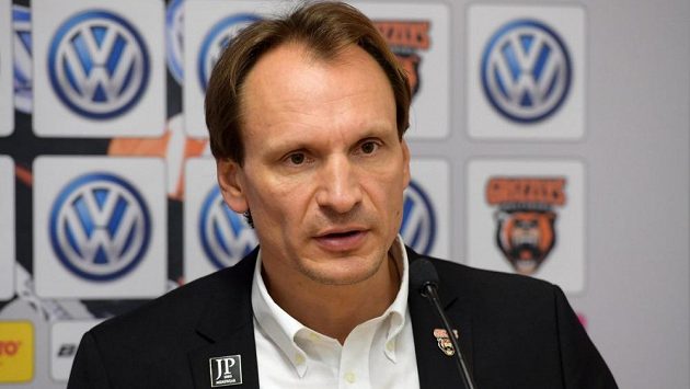 Český trenér Pavel Gross si v Německu vyzkouší od nové sezóny další angažmá. Místo Wolfsburgu bude trénovat hokejisty Mannheimu. Český trenér Pavel Gross si v Německu vyzkouší od nové sezóny další angažmá. Místo Wolfsburgu bude trénovat hokejisty Mannheimu.