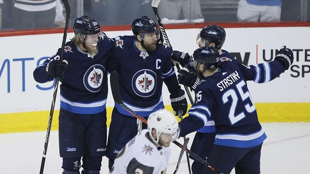 Hokejisté Winnipegu oslavují gól Patrika Laineho (29). Na snímku dále Blake Wheeler (26), Mark Scheifele (55) a Paul Stastny (25). Hokejisté Winnipegu oslavují gól Patrika Laineho (29). Na snímku dále Blake Wheeler (26), Mark Scheifele (55) a Paul Stastny (25).