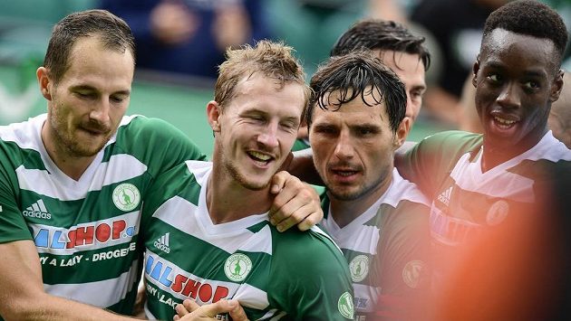 Hráči Bohemians gratulují autorovi třetí branky v utkání proti Mladé Boleslavi Petru Hronkovi (druhý zleva). Hráči Bohemians gratulují autorovi třetí branky v utkání proti Mladé Boleslavi Petru Hronkovi (druhý zleva).