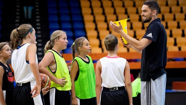 Basketbalista Tomáš Satoranský během kempu pro talentované děti v Praze. Basketbalista Tomáš Satoranský během kempu pro talentované děti v Praze.