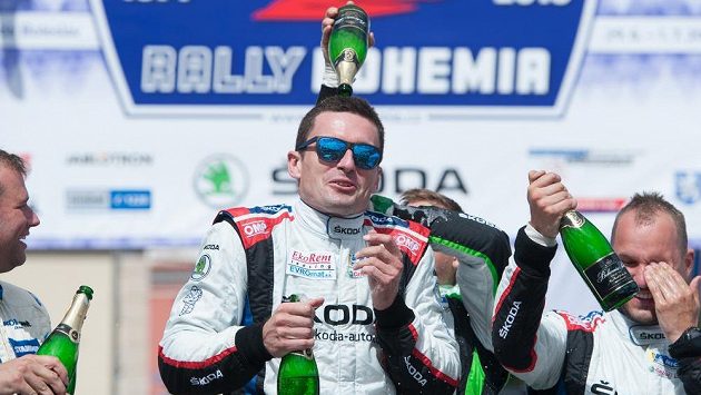 Rallye Bohemia vyhrál český závodník Jan Kopecký (uprostřed). Vpravo je Kopeckého spolujezdec Pavel Dresler a vlevo závodník Petr Uhel. Rallye Bohemia vyhrál český závodník Jan Kopecký (uprostřed). Vpravo je Kopeckého spolujezdec Pavel Dresler a vlevo závodník Petr Uhel.