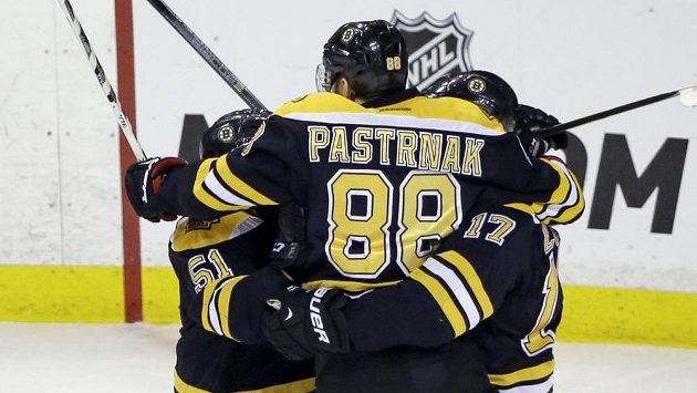 Bostonský útočník David Pastrňák (č. 88) slaví se spoluhráči vyrovnávací gól proti Floridě. Bostonský útočník David Pastrňák (č. 88) slaví se spoluhráči vyrovnávací gól proti Floridě.
