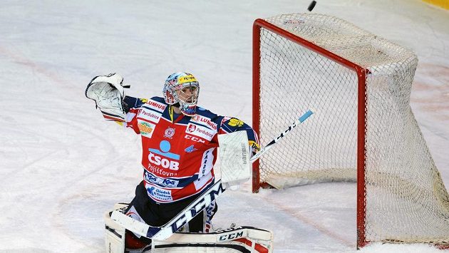 Brankář Pardubic Július Hudáček v akci. Brankář Pardubic Július Hudáček v akci.