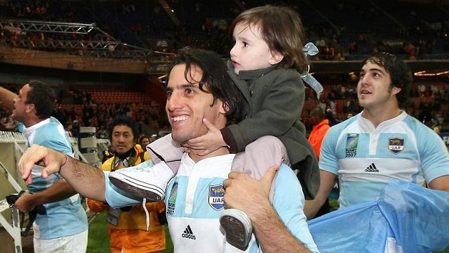 Dnes už bývalý argentinský ragbista Agustín Pichot s dcerou jásá po úspěchu v boji o třetí místo na MS 2007. Dnes už bývalý argentinský ragbista Agustín Pichot s dcerou jásá po úspěchu v boji o třetí místo na MS 2007.