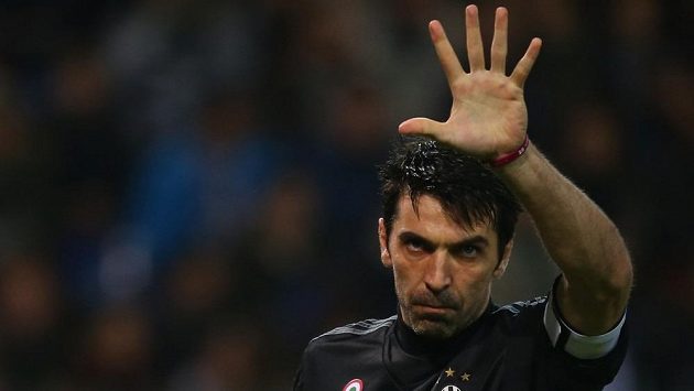 Gianluigi Buffon zdraví fanoušky. Gianluigi Buffon zdraví fanoušky.