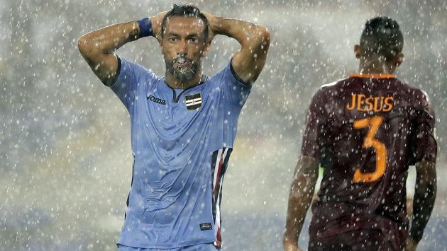 V silném dešti se hrál poslednbí ligový zápas mezi AS Řím a Sampdorií Janov. Fabio Quagliarella a stoper Římanů Jesus by o tom mohli vyprávět. V silném dešti se hrál poslednbí ligový zápas mezi AS Řím a Sampdorií Janov. Fabio Quagliarella a stoper Římanů Jesus by o tom mohli vyprávět.