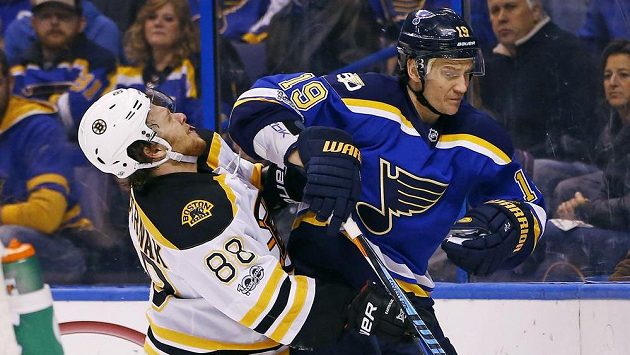 Bostonský David Pastrňák (vlevo) v souboji s Jayem Bouwmeesterem ze St. Louis. Bostonský David Pastrňák (vlevo) v souboji s Jayem Bouwmeesterem ze St. Louis.