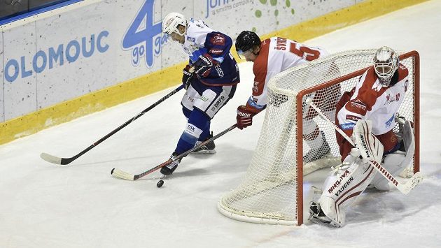Zleva Jan Hruška z Brna, Jan Švrček z Olomouce a brankář Olomouce Branislav Konrád. Zleva Jan Hruška z Brna, Jan Švrček z Olomouce a brankář Olomouce Branislav Konrád.