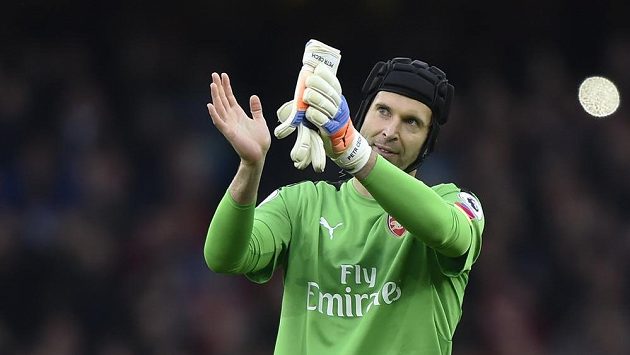 Brankář Arsenalu Petr Čech zdraví fanoušky po vychytané nule proti Middlesbrough. Brankář Arsenalu Petr Čech zdraví fanoušky po vychytané nule proti Middlesbrough.