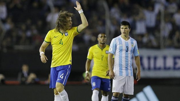 Brazilský obránce David Luiz se zlobí na rozhodčího, který mu ukázal červenou kartu v kvalifikačním duelu proti Argentině. Brazilský obránce David Luiz se zlobí na rozhodčího, který mu ukázal červenou kartu v kvalifikačním duelu proti Argentině.