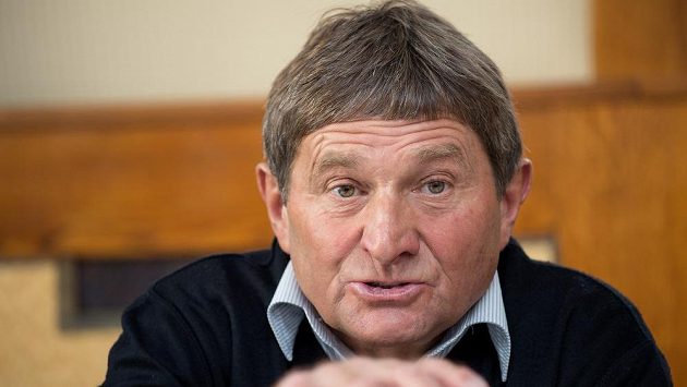 Někdejší slavný žokej Josef Váňa během losování čísel pro účastníky Velké pardubické Někdejší slavný žokej Josef Váňa během losování čísel pro účastníky Velké pardubické