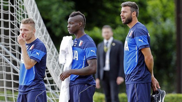 Italští fotbalisté na tréninku. Zleva Ciro Immobile, Mario Balotelli a Andrea Barzagli. Italští fotbalisté na tréninku. Zleva Ciro Immobile, Mario Balotelli a Andrea Barzagli.