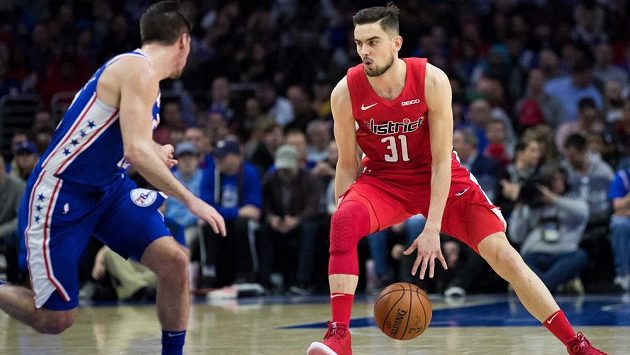 Tomáš Satoranský (31) z Washingtonu dribluje kolem hráče Philadelphie 76ers T.J. McConnella (12). Tomáš Satoranský (31) z Washingtonu dribluje kolem hráče Philadelphie 76ers T.J. McConnella (12).