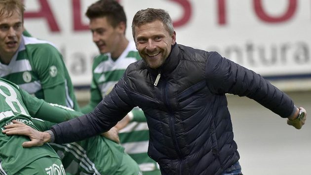 Trenér Bohemians Martin Hašek se raduje z gólu při zápase v Teplicích. Trenér Bohemians Martin Hašek se raduje z gólu při zápase v Teplicích.