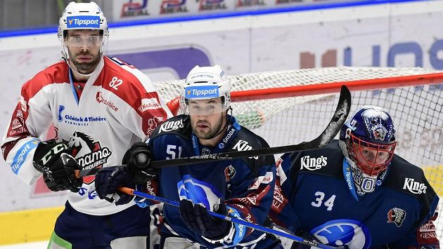 Zleva Michal Vondrka z Pardubic, Lukáš Pulpán z Plzně a brankář Dominik Frodl z Plzně Zleva Michal Vondrka z Pardubic, Lukáš Pulpán z Plzně a brankář Dominik Frodl z Plzně