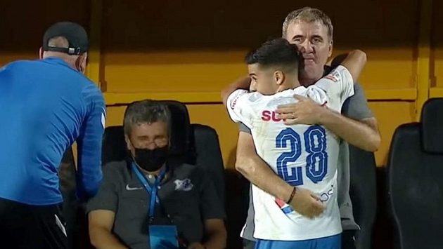Sali v objetí s hlavním koučem Hagim Sali v objetí s hlavním koučem Hagim