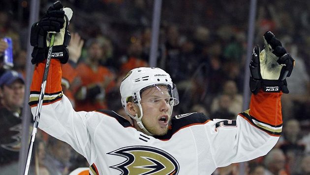 Ondřej Kaše (25) z Anaheimu se raduje ze svého gólu do sítě Philadelphie. Ondřej Kaše (25) z Anaheimu se raduje ze svého gólu do sítě Philadelphie.