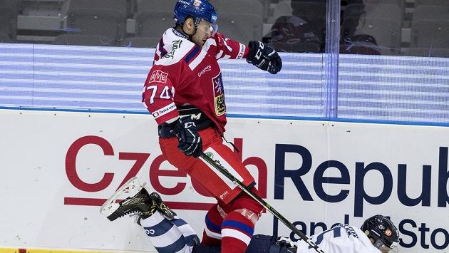 Český hokejista Ondřej Vitásek (nahoře) a Fin Kristian Näkyvä v souboji během utkání na Švédských hrách. Český hokejista Ondřej Vitásek (nahoře) a Fin Kristian Näkyvä v souboji během utkání na Švédských hrách.