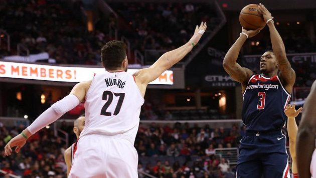 Basketbalista Washingtonu Bradley Beal (vpravo) střílí přes pivota Portlandu Jusufa Nurkiče. Basketbalista Washingtonu Bradley Beal (vpravo) střílí přes pivota Portlandu Jusufa Nurkiče.